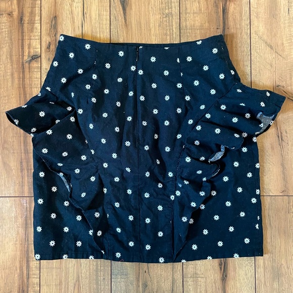 Black mini skirt with flowers and ruffle women size S small - Picture 2 of 3